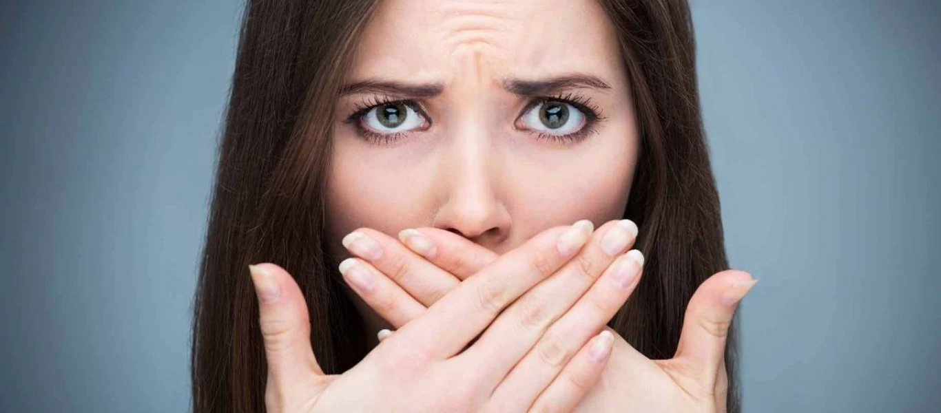 Κακοσμία στόματος: Οι τρεις τροφές που την «κόβουν μαχαίρι»